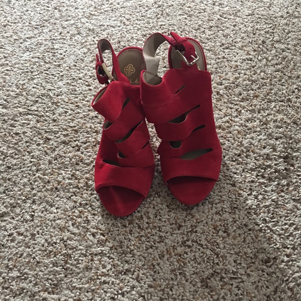 Peep toe pumps